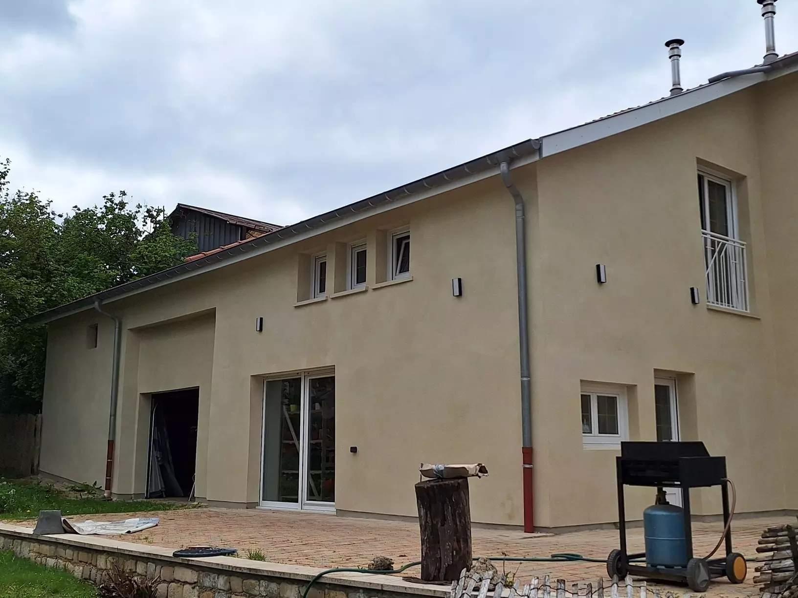 Façade ancienne rénovée avec finition talochée à la chaux