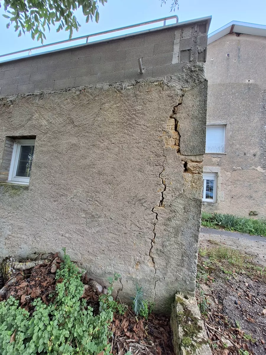 Fissure importante sur façade ancienne avant rénovation