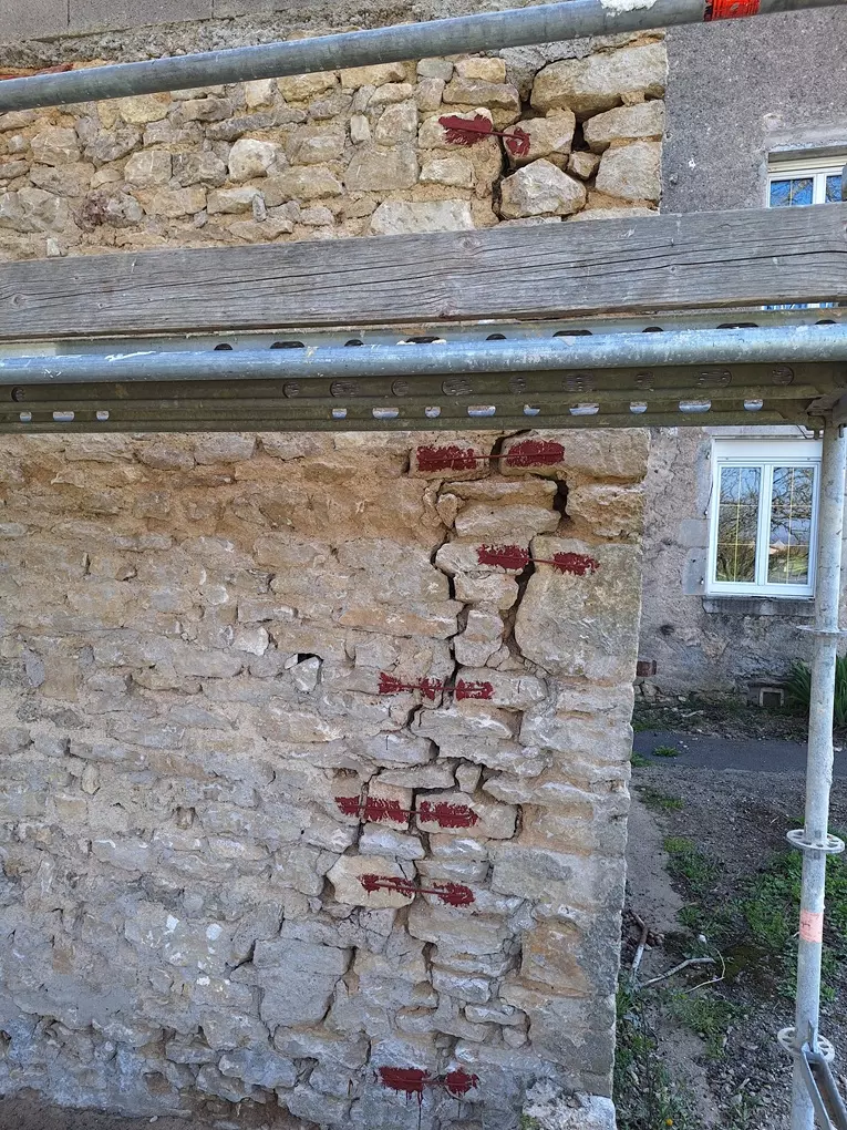 Traitement des fissures par agrafage sur façade ancienne