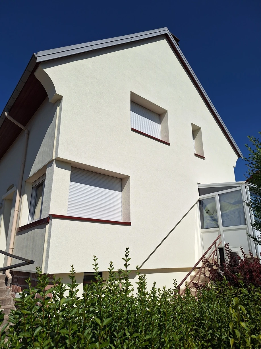 Façade terminée avec finition Sto Lotusan K1,5 après isolation extérieure à Golbey