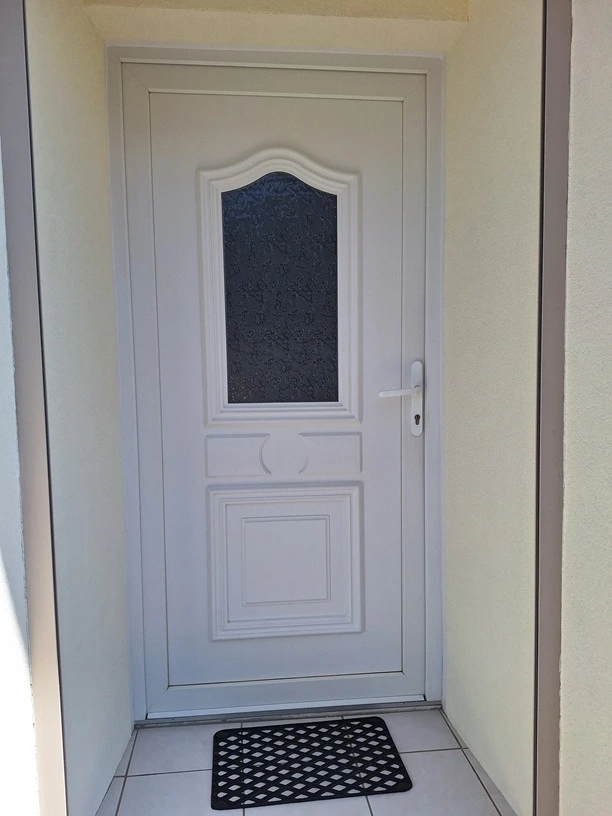 Rafraîchissement de l'entrée lors d'une rénovation extérieure à Golbey