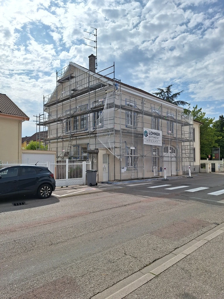 Ravalement complet d'une maison ancienne avec échafaudage à Thaon-les-Vosges